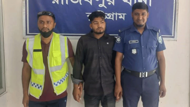 স্বামী-স্ত্রীর গতিরোধ করে যুবক বললেন, ‘বিশ্বাসের মেয়েকে নিয়ে পালাচ্ছিস কোথায়? দাঁড়া সমন্বয়ক আসছে’